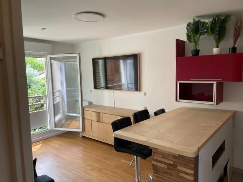 Cette chambre dispose d'une table, de chaises et d'un bureau. dans l'établissement Tout confort prêt de la défense, à Bezons