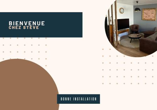 une chambre avec un miroir et un salon avec un canapé dans l'établissement Entre terre et mer, à Les Essarts