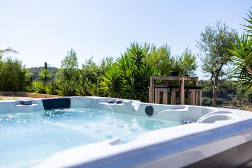 Bazén v ubytování Villa Contemporaine vue mer-vignobles,Piscine-Spa nebo v jeho okolí