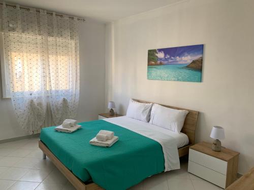 een slaapkamer met een bed met twee handdoeken erop bij Perla marina in Casa Santa