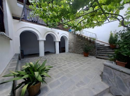 Fotografie z fotogalerie ubytování The Stone Arch Inn v destinaci Gjirokastër