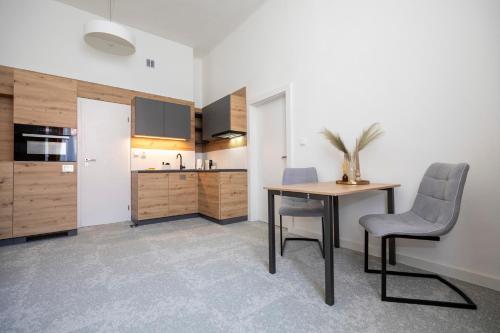 Η κουζίνα ή μικρή κουζίνα στο ALURE RESIDENCES 10 - 24h self check-in & private parking next to the apartment building included, CITY CENTER right on SNP Square in a quiet passage, new building, best deal in town