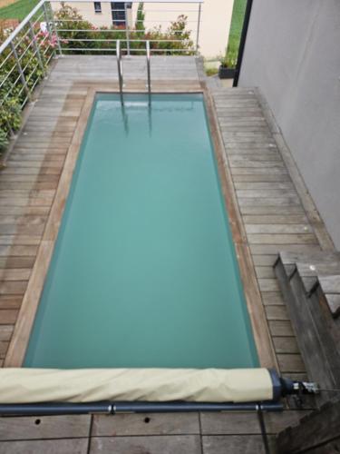 une piscine vide au-dessus d'un bâtiment dans l'établissement T3 avec vue sur les Alpes, à Vienne