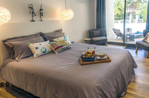 Un pat sau paturi într-o cameră la B&B LES VOILES DE VALESCURE chambres d'hôtes et son espace bien être