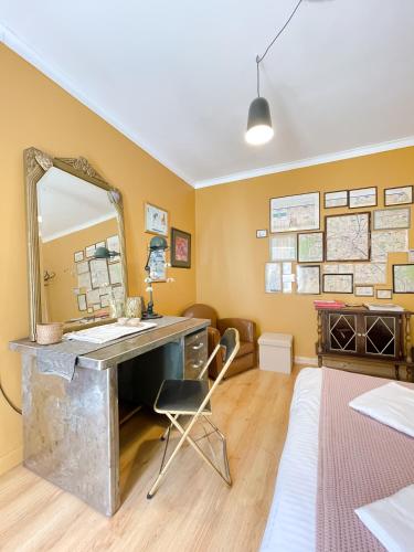 Cette chambre comprend une coiffeuse avec un miroir et une chaise. dans l'établissement Maison de Charles, à Sougéal