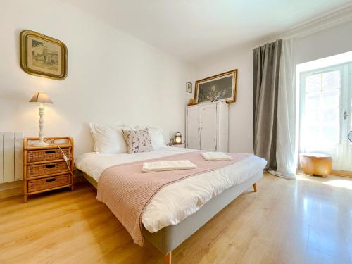 une chambre avec un grand lit et une fenêtre dans l'établissement Maison de Charles, à Sougéal