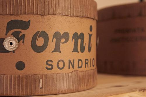 a cardboard box with the words open syndrome on it at Le Corti Dei Sassi in Berbenno di Valtellina