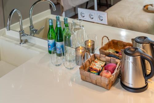 Příslušenství pro přípravu čaje a kávy v ubytování Ocean View Haven by AESTHAVEN