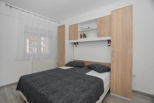Ένα ή περισσότερα κρεβάτια σε δωμάτιο στο Apartman Carpe Diem Šibenik