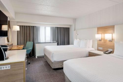 Ein Bett oder Betten in einem Zimmer der Unterkunft Sonesta Columbus Downtown