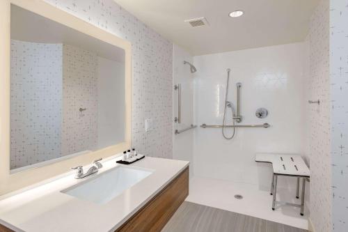 Ein Badezimmer in der Unterkunft Sonesta Columbus Downtown