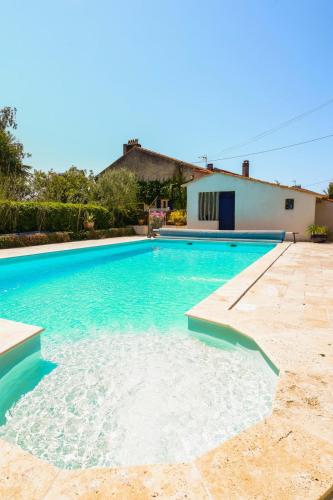 une piscine devant une maison dans l'établissement 