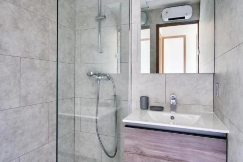 une salle de bain avec douche et lavabo dans l'établissement Résidence Port Bourgenay - maeva Home - Appartement 3 pièces 5 personnes - Sélection MAE-6791, à Talmont-Saint-Hilaire