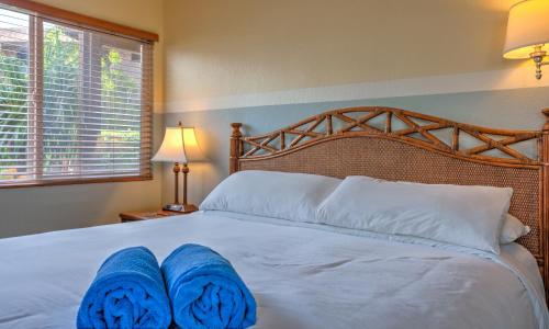 Ein Bett oder Betten in einem Zimmer der Unterkunft Kohea Kai Hotel Maui