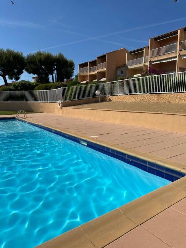 une piscine devant un immeuble dans l'établissement Atelier sun, à Bandol