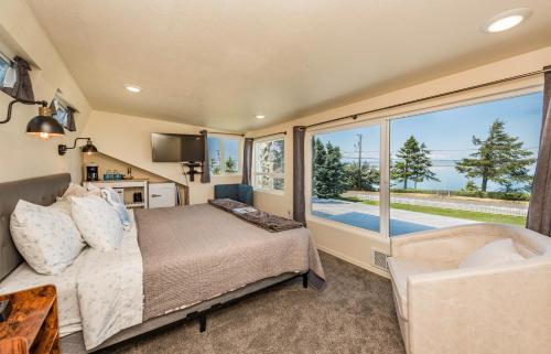 Bazén v ubytování Juan de Fuca Waterfront Hotel & Cottages nebo v jeho okolí