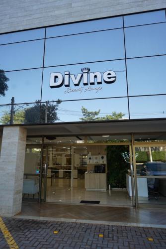 a sign on the side of a building at Matiz Vilaboim Ribeirão Preto in Ribeirão Preto