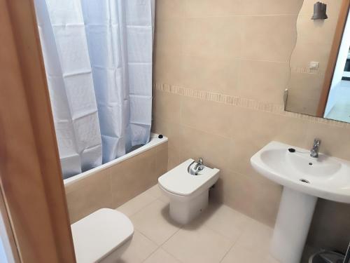 a bathroom with a toilet and a sink at apartamento3 in Benicarló