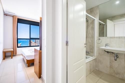 Koupelna v ubytování Gemelos 26 23-E Resort Apartment Levante Beach