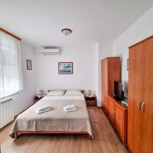 Ένα ή περισσότερα κρεβάτια σε δωμάτιο στο Apartmani Senka