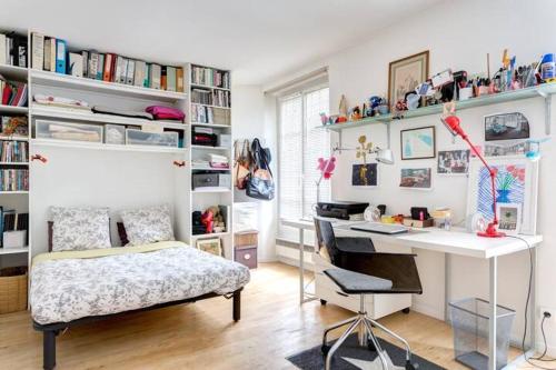 - une chambre avec un bureau, un lit, un bureau et un ordinateur dans l'établissement Grand appart d'angle - Montmartre Moulin Galette, à Paris