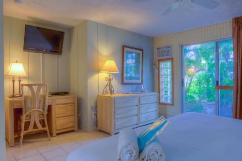Ein Bett oder Betten in einem Zimmer der Unterkunft Kohea Kai Hotel Maui