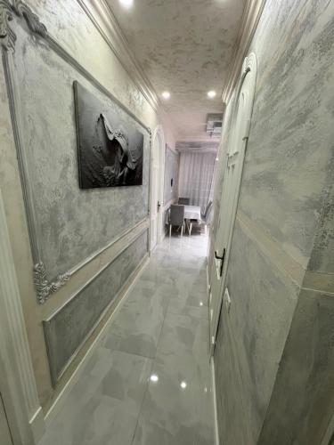 un pasillo con suelo de baldosa y una pintura en la pared en Formula 1-BAKU CITY, en Baku