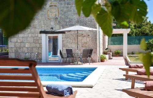 Bazén v ubytování Villa Kamena with private pool nebo v jeho okolí