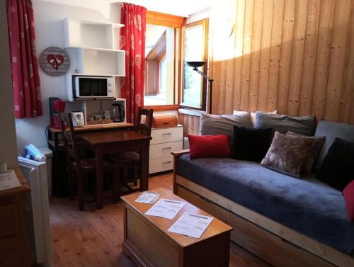 un salon avec un canapé et une table dans l'établissement Résidence Le Hameau De Valloire - Studio 2 personnes 3 exposé Sud-Est MAE-5994, à Valloire