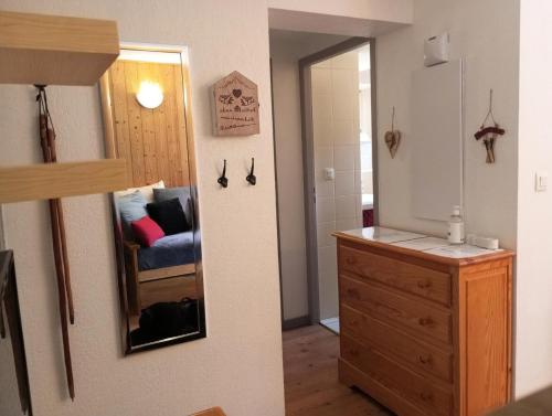 - une salle de bains pourvue d'un miroir et d'une commode dans l'établissement Résidence Le Hameau De Valloire - Studio 2 personnes 3 exposé Sud-Est MAE-5994, à Valloire
