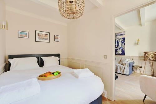 une chambre avec un lit avec un bol de fruits dessus dans l'établissement Beautiful apartment 2BR - 4P Republique Temple, à Paris