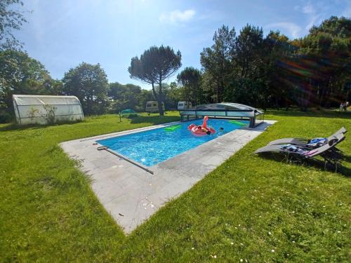 une piscine dans une cour avec un gonflable rouge dans l'établissement Caravane vintage, à Pornichet