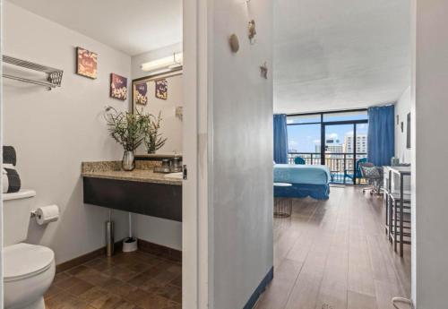 Vannituba majutusasutuses Ocean View Queen Suite 10th floor Myrtle Beach
