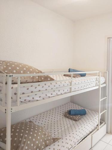 - une chambre avec des lits superposés dans l'établissement Studio Cabine à 100m de la plage, à La Grande Motte