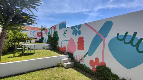 a mural on the side of a wall at O'Porto Cheers Gaia in Vila Nova de Gaia