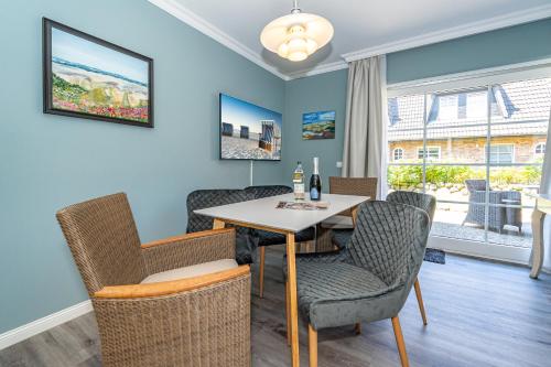 una sala da pranzo con tavolo e sedie di Nis Puk a Westerland