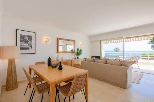 un salon avec une table et un canapé dans l'établissement Georges III - Apartment with panoramic view of Cannes, à Cannes