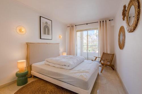 une chambre avec un lit et une fenêtre dans l'établissement Georges III - Apartment with panoramic view of Cannes, à Cannes