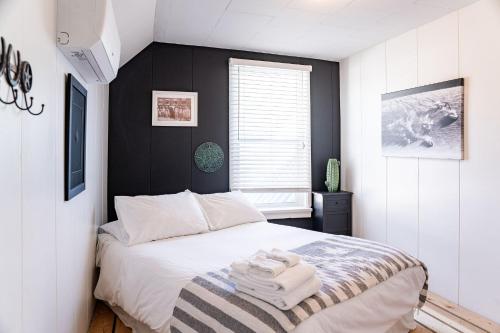 une chambre avec un lit avec des serviettes dessus dans l'établissement The Downtown Hive by Revelstoke Vacations, à Revelstoke