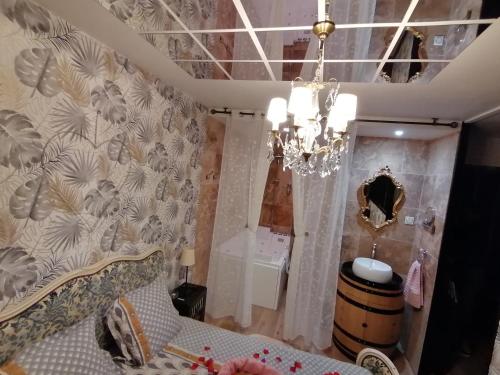 Ένα μπάνιο στο Romantisme et glamour avec spa ,jardin proche zénith