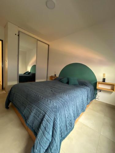 una camera con un grande letto e un grande specchio di The south face house 2Pax - By Inside a La Cieneguita