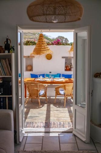 Stylish Cycladic Family Villa with Private Gardens - Villa Botanica