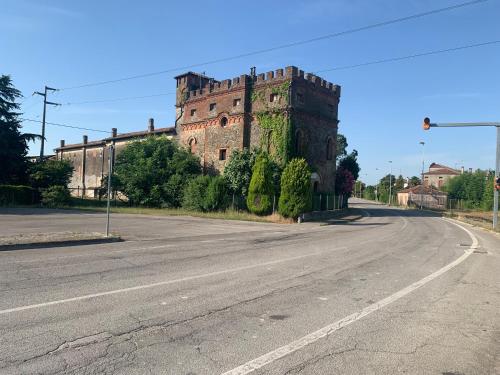 una strada vuota accanto a un vecchio castello di Palma Verde a Castello di Brussa