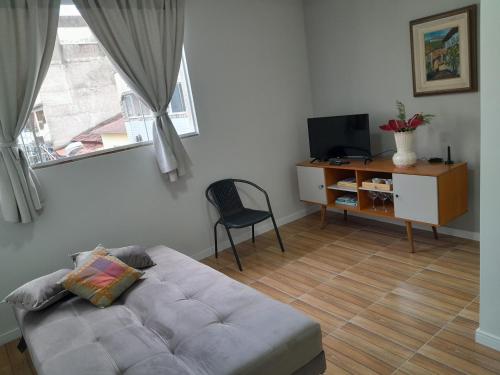 TV a/nebo společenská místnost v ubytování Apartamento 1 quarto próximo ao Aeroporto, e Orla de Camburi