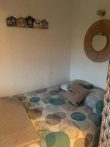 - un lit avec une couette dans l'établissement studio bord de mer, au Grau-du-Roi