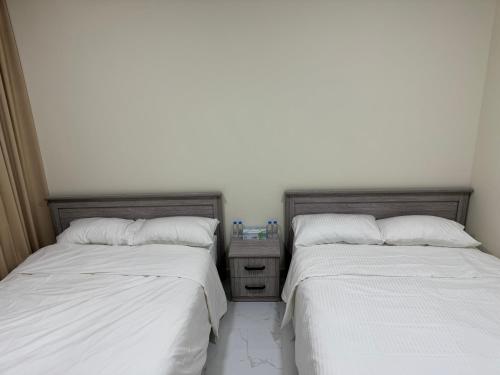 two beds sitting next to each other in a bedroom at Hatta Gold Room in Hatta