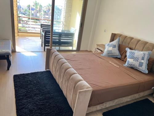 Cette chambre comprend un grand lit. dans l'établissement Plage Des Nations Golf Resort, à Sidi Bouqnadel