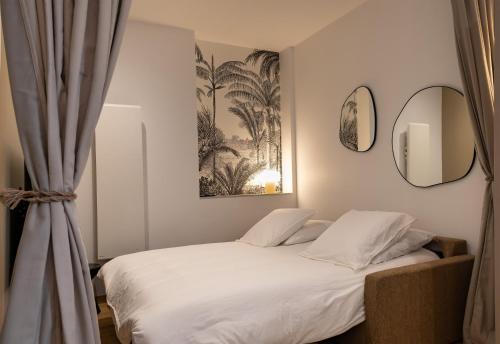 une chambre avec un lit et un miroir dans l'établissement Cœur de Metz Balnéo - La Suite 1, à Metz
