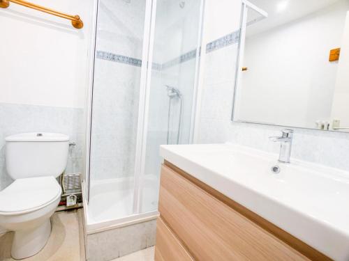 une salle de bain avec toilettes, lavabo et douche dans l'établissement Résidence Grand Pre - Studio 26-30m² au Lavachet MAE-2274, à Tignes