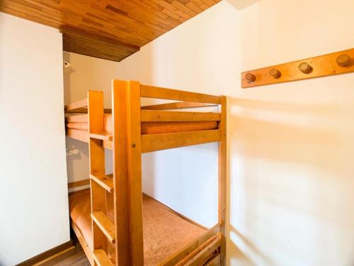 - un lit superposé dans une petite maison dans l'établissement Résidence Grand Pre - Studio 26-30m² au Lavachet MAE-2274, à Tignes